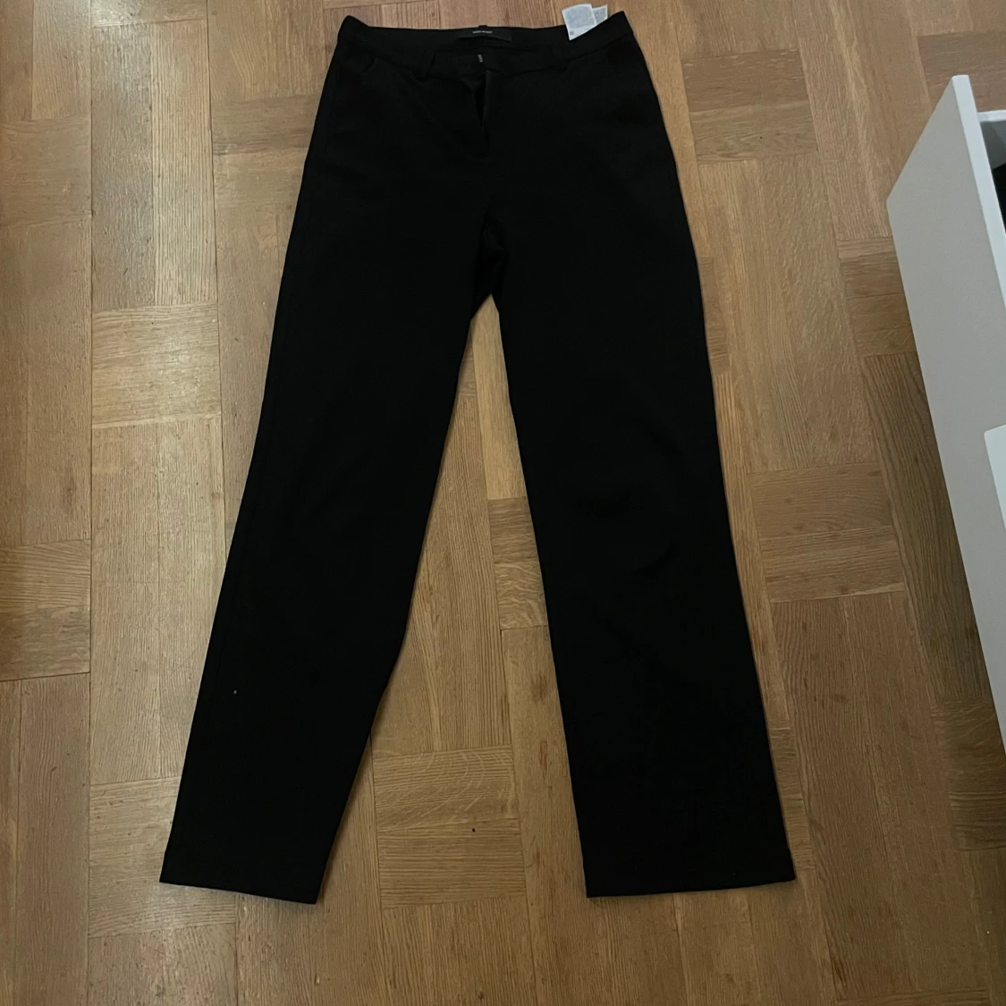 Svarta byxor med dragkedja