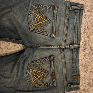 7 for alla mankind jeans - Absolut snyggaste jeansen jag nånsin ägt och kommer äga. Så avis på den som köper dessa och säljer då de tyvärr blivit för små nu. Långmidjade bootcut!
