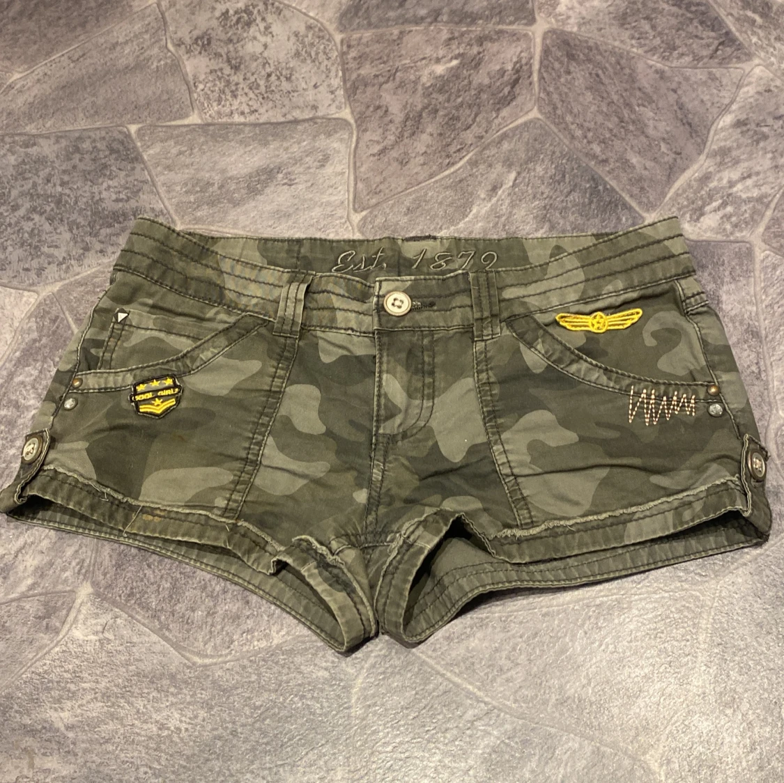 Mini kamouflage shorts med detaljer