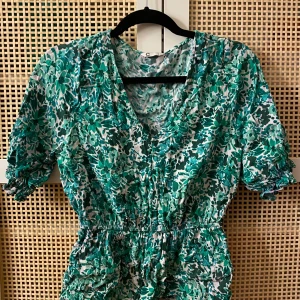 Grön blus - En jättefin grön blus som ej har använts för att den är för stor💕