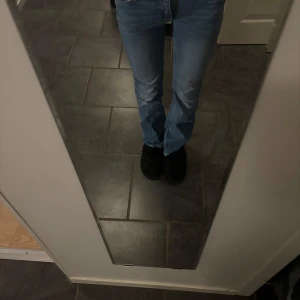Bootcut jeans - Snygga blå jeans med en klassisk straight passform. Perfekta för en avslappnad stil. De har en traditionell femficksdesign och en bekväm låg midja .💗