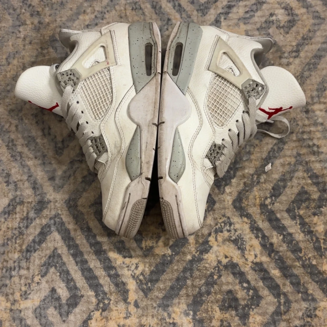 Nike Air Jordans i vitt och grått - 2