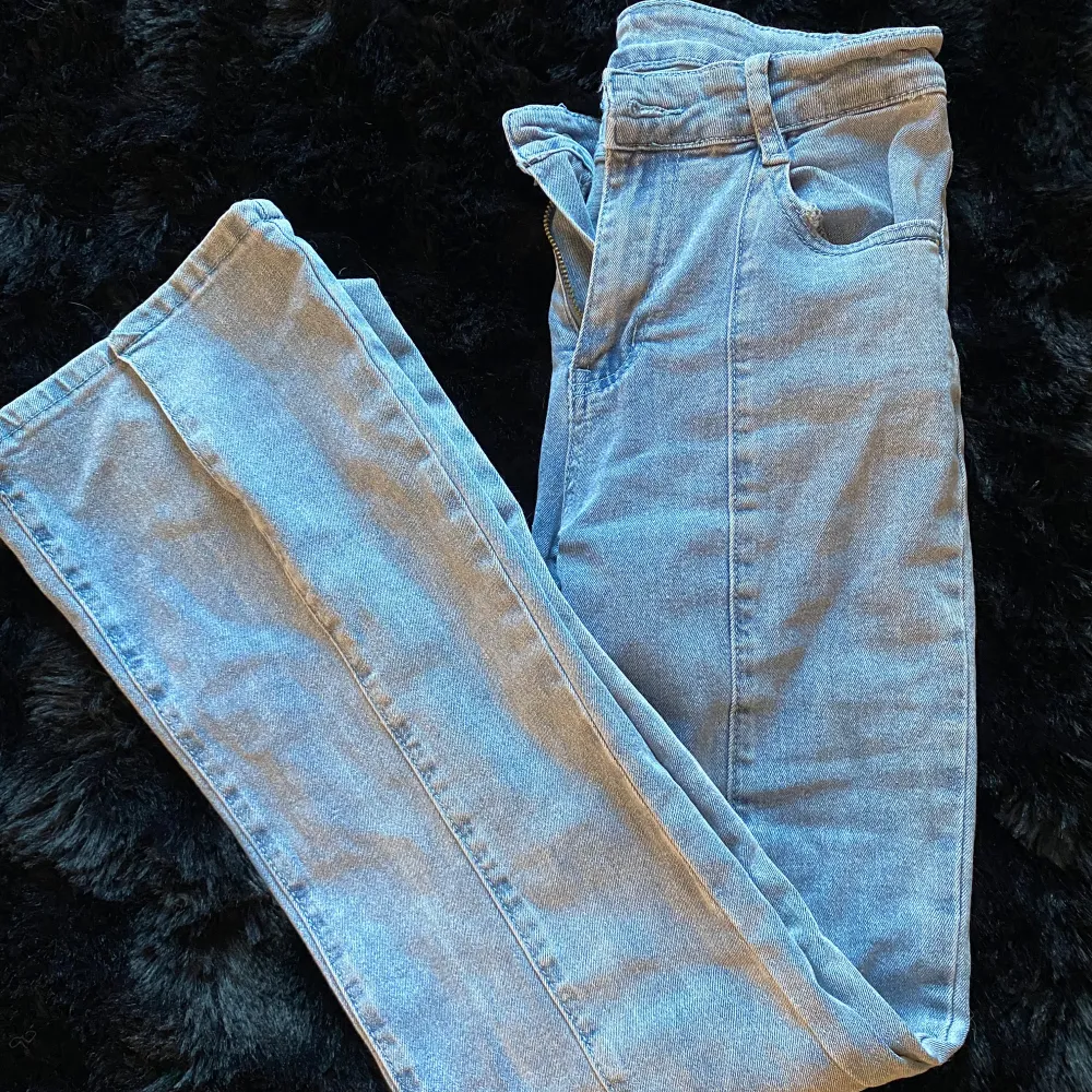 Snygga blå jeansbyxor med en klassisk design. De har en hög midja och en straight passform som ger en tidlös look. Perfekta för en avslappnad stil.. Farkut & Housut.
