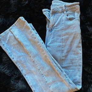 Blå jeansbyxor - Snygga blå jeansbyxor med en klassisk design. De har en hög midja och en straight passform som ger en tidlös look. Perfekta för en avslappnad stil.