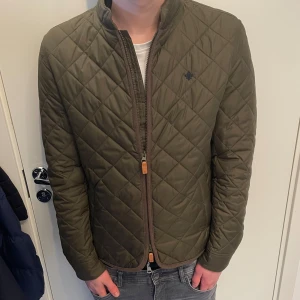 Morris jacka  - Säljer nu denna riktigt fräscha quiltade vårjackan från Morris. Den är relativt tunn och passar perfekt för våren. Jackan är köpt på Best of Brands för 2500 kr och är använd 3-4 gånger. Den är alltså i toppskick! Skriv vid minsta fråga eller fundering!😁