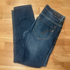 Dondup jeans - Dondup GEORGE jeans i färgen mörkblå. Jeansen har inga tydliga defekter. Storlek: 32. Nypris ca 3000kr, vårat prisendast 650kr✅ Hör gärna av er vid eventuella funderingar eller frågor!