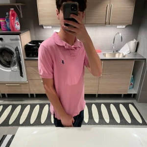 Ralph Lauren piké  - Tja säljer nu denna riktigt feta raffe piké i fint skick. Har en lagning, syns ej så mycket vid användning! Nypris 1399kr! Modellen är 177cm, lite kort på längden! Ett plagg som verkligen lyfter upp din garderob! Bara att fråga vid eventuella funderingar mvh 
