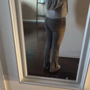 gråa bootcut jeans - snygga grå bootcut jeans!! finns ingen lapp men skulle säga att det är stolen 34! midjemått 35, innerbensmått 67 💗