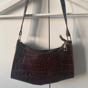 Brun axelväska med krokodilmönster - Snygg brun axelväska med krokodilmönster och dragkedja från shein. Aldrig använd.