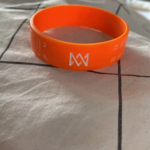 Marcus och Martinus moments armband  - Orange moments armband. 