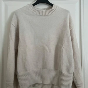 PULL&BEAR tröja - Säljer denna super fina tröja från pull&bear då den är lite kort för mig i armarna då jag har lite längre armar. Passformen är annars vanlig. Skön material bra för vinter/höst väder då den är varm. Frakt 