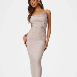 Glittrig långklänning med smala axelband - Säljer min väldigt fina klänning i storlek M men passar även S, klänningen är använd 2 gånger och säljer pågrund av att den ej används, klänningen är i mycket bra skick och glittrar väldigt fint! Man kan ha den som fest klänning men även balklänning om man vill, köpte klänningen för 699kroch säljer den för 350kr Klänningen är lång och man kan spänna banden vid axlarna.