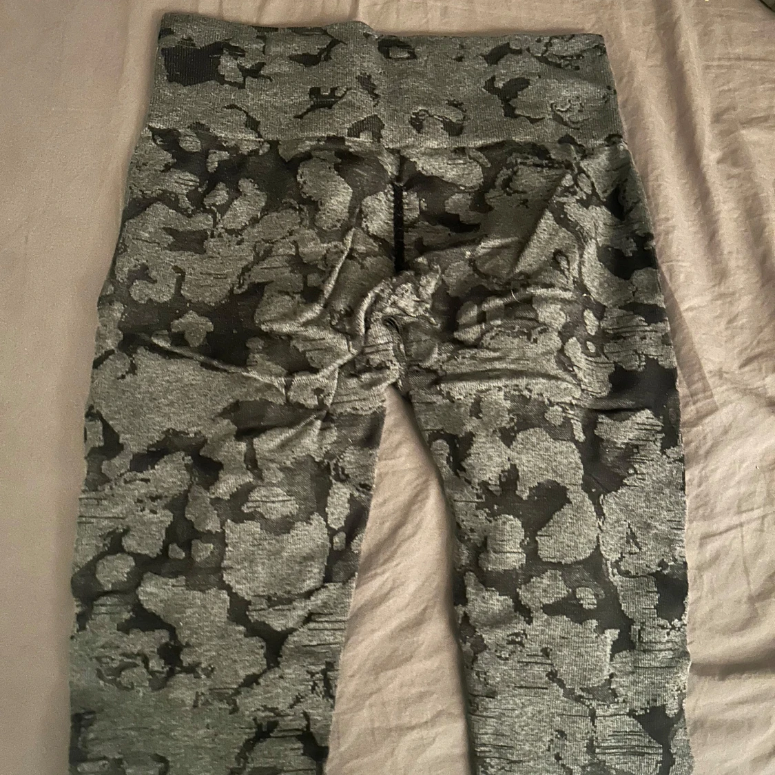 Gråa camo leggings från Gymshark  - 1