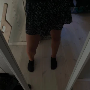 Only volangkjol/volangtopp - Säljer nu denna marinblåa volangkjol som jag oftast burit som en tröja, den är sann i storleken ( xs ) och har ett fint prickigt mönster i vitt.❤️ Skriv för mer detaljer 🥰