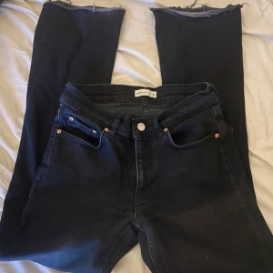 Svarta jeans från Perfect Jeans - Snygga svarta jeans från Perfect Jeans med en klassisk femficksdesign. De har en rak passform och är avklippta vid anklarna för en trendig look. Passar mig i längden som är cirka 160