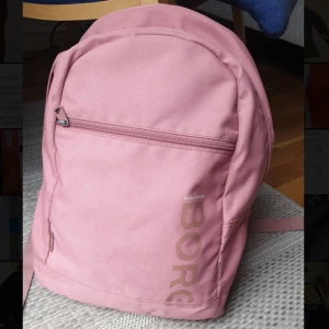 Rosa ryggsäck från Björn Borg - Säljer en snygg rosa ryggsäck från Björn Borg. Den har ett stort huvudfack med dragkedja samt ett ytterfack och ett innerfack och justerbara axelremmar för bekväm passform. Perfekt för vardagsbruk eller skola. Enkel och stilren design med Borg-logga på sidan.