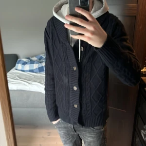 Unik stickad cardigan/kofta - Säljer en riktigt skön stickad kofta/cardigan med en riktigt snygg design! Perfekt att ha över en hoodie elr nån soft vit tisha! Storleken är XS men skulle säga att den sitter som S. Kontakta vid minsta fundering! Pris kan diskuteras!