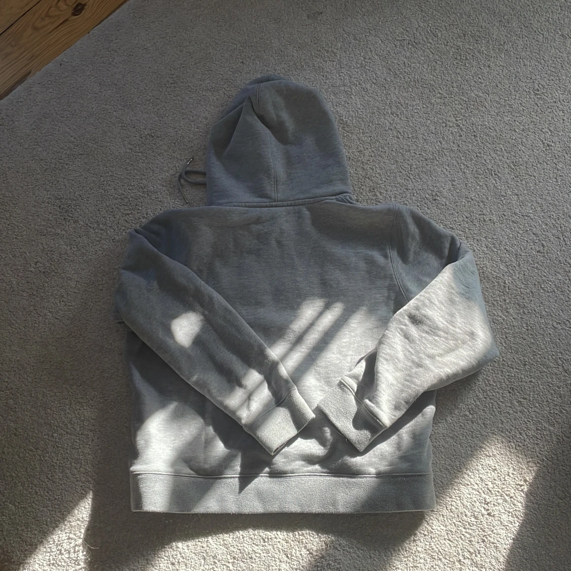 Grå hoodie med leoparddetaljer från Musch - 1