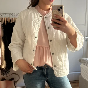 Jacka - Fin vårjacka, använd fåtal gånger o bra kvalite☺️