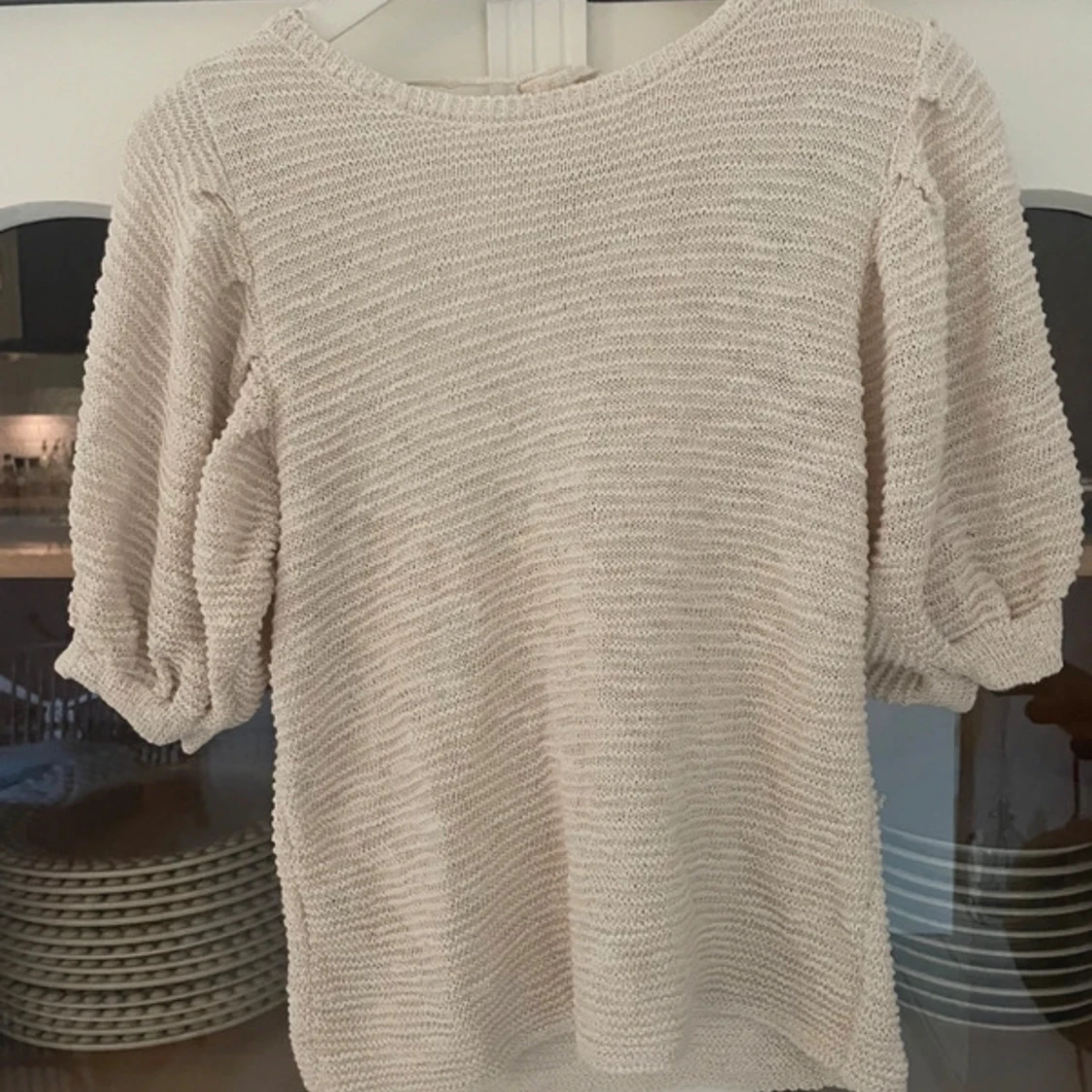 Beige stickad topp med puffärmar - 1