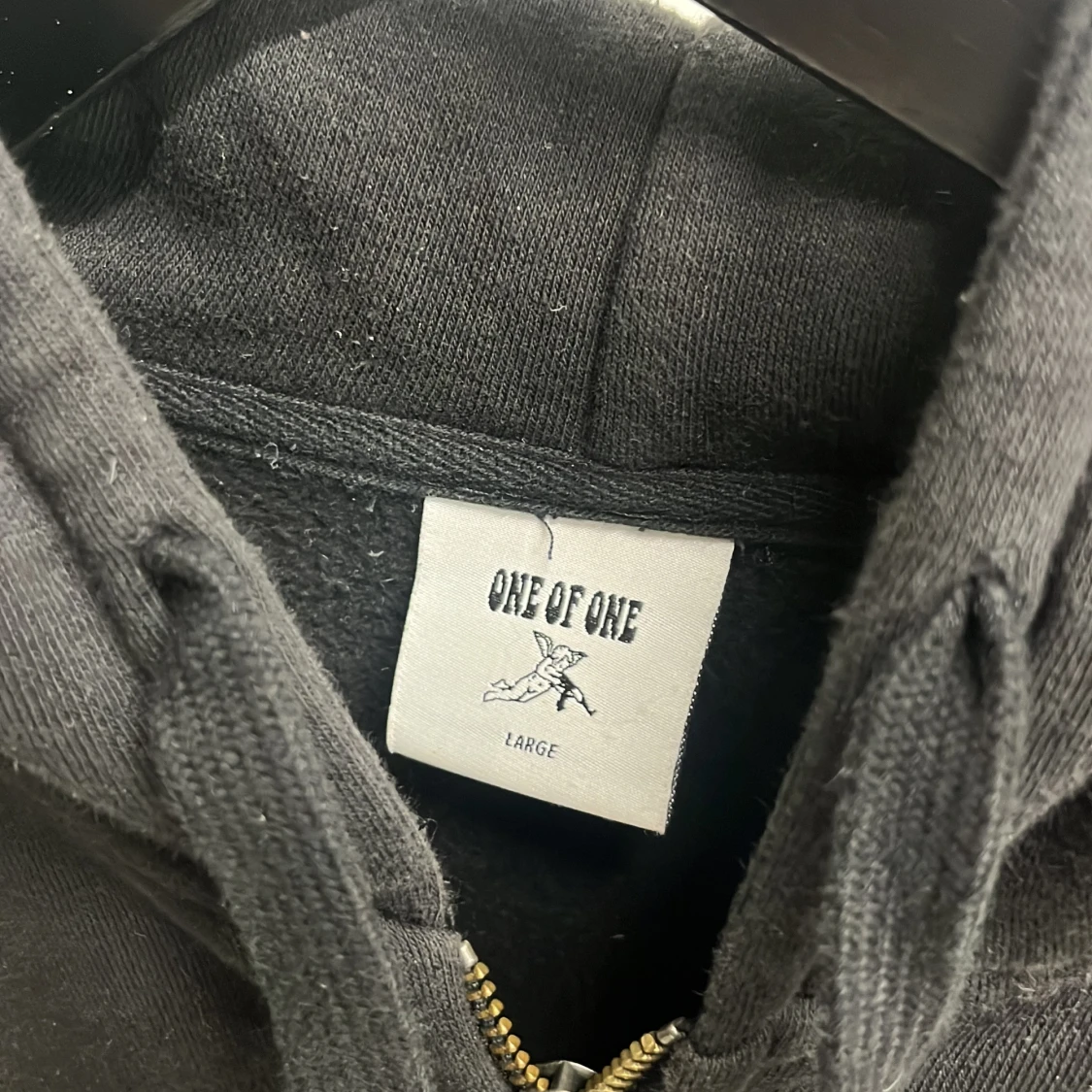 Svart hoodie från One Of One - 2