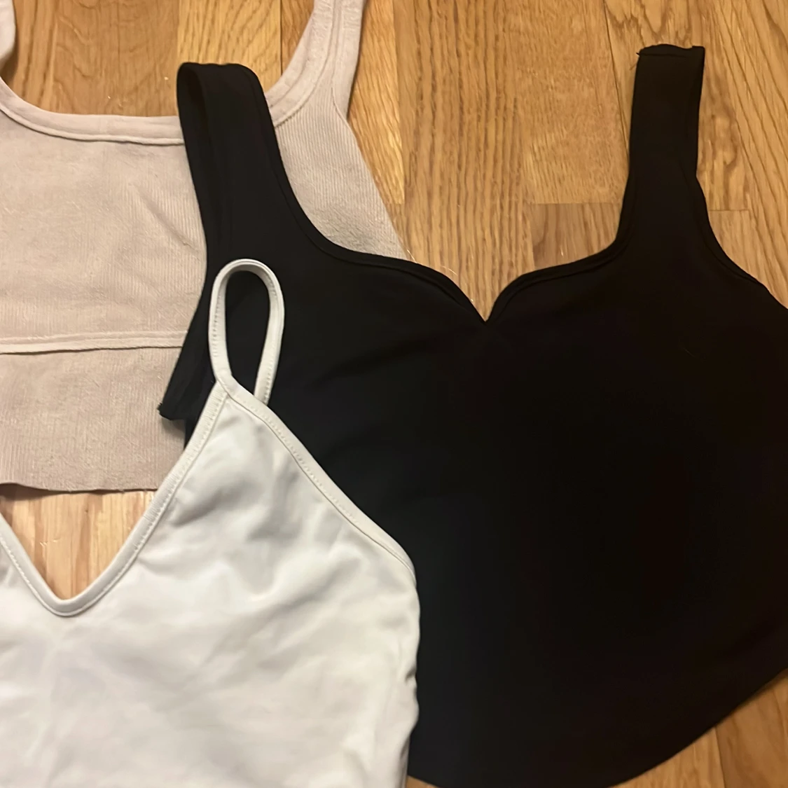 Fyra olika toppar i olika färger - 1