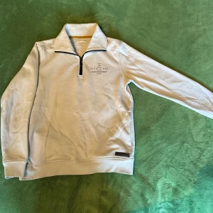 Quarter Zip - Quarter Zip från No Excess i off white storlek M, väldigt bra skick och mjuk inuti. 