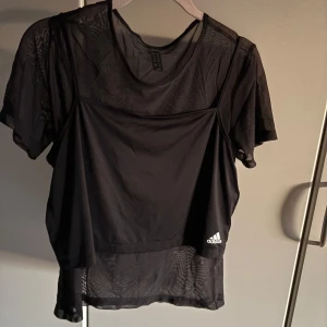 Adidas tröja! - Jättefin adidas tröja, mesh t-shirt som sitter ihop med linne med adidas logga!