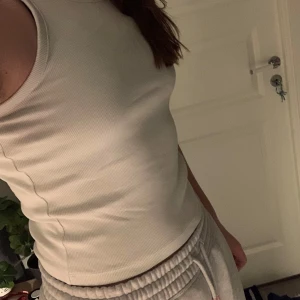 Svart och vit ribbad linnetopp från lindex - Två ribbade linnetoppar i svart och vitt. De är ärmlösa och har en tight passform, kom gärna med prisförslag!😁