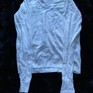 Vit tröja från 157 - Säljer en vit tröja från märket 157. Tröjan har långa ärmar och är tillverkad i ett mjukt material. Perfekt för en avslappnad stil.