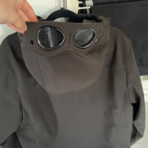 Svart Goggle Jacket från C.P Company - Tja, säljer nu min sköna C.P company jacka med googles, Använt den väldigt sparsamt så ser knappt använd ut.               Nypris 7000kr. Storlek 48, motsvarar M Kan även lägga till lite pengar för trade, helst moncler cardigan 