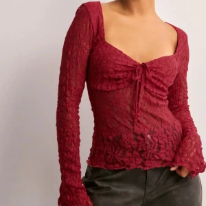 Röd spetstopp - Snygg röd långärmad spetstopp och knytning framtill. Säljer då den inte passade mig, prislapp finns kvar🥰