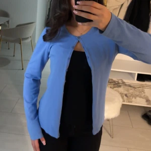 Blå kofta från Saint Tropez - Säljer en snygg blå kofta från Saint Tropez. den har en fläck vid ärmen som jag aldrig lagt märke till så vet faktiskt inte när den uppstått. den är i storlek L men jag tycker att den sitter tajtare än så