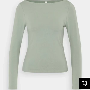 Grön tight till från only - Toppen har en fin oliv grrön färg och ett väldigt skönt material. Den har en figurnära passform, och den passar bra till vardag😍! Påminner lite om intimissimi toppen.