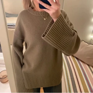 Stickad Tröja från H&M - Stickad tröja från H&M premium i ull/kashmir mix, köpt på plick men är i väldigt bra skick. Grå/beige färg, helt slutsåld!! Köpt för 1499kr (lånade bilder)💞💞