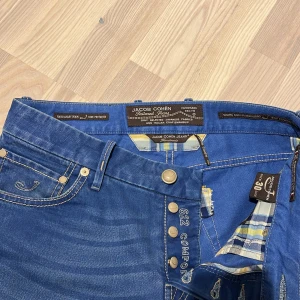 Jacob Cohën  - Tjenare! Säljer dessa riktigt snygga jeans från Jacob Cohën! Jeansen är i topp skick utan några defekter! Hästpälsloggan bak på jeansen är helt flawless! Sjukt bra kvalitet på dessa jeans som har material från Japan och är handgjorda i Italien! Jeans modellen är heter 622 comfort i storlek 30 och passar perfekt på modellen som är 180 cm och väger 67kg! Nypriset ligger på 4-5000kr. Mitt pris är endast 1000kr! 🙌Allt gott. Kontakta vid minsta intresse 🤗mvh DC 🔹