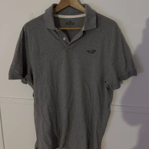 Pikétröja Hollister - Grå Pikétröja från Hollister