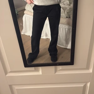 Kostymbyxor  - Super fina kostymbyxor i storlek 160 men är lite för stora för mig som har xxs och är ca 155cm lång. Vill ni ha fler bilder så är det bara att kontakta mig!!🫶🏻 (bra skick)