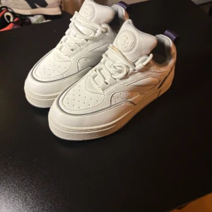 Eytys skor  - Snygga vita sneakers. Oanvända i toppskick. Skriv vid frågor eller funderingar inget fast pris.