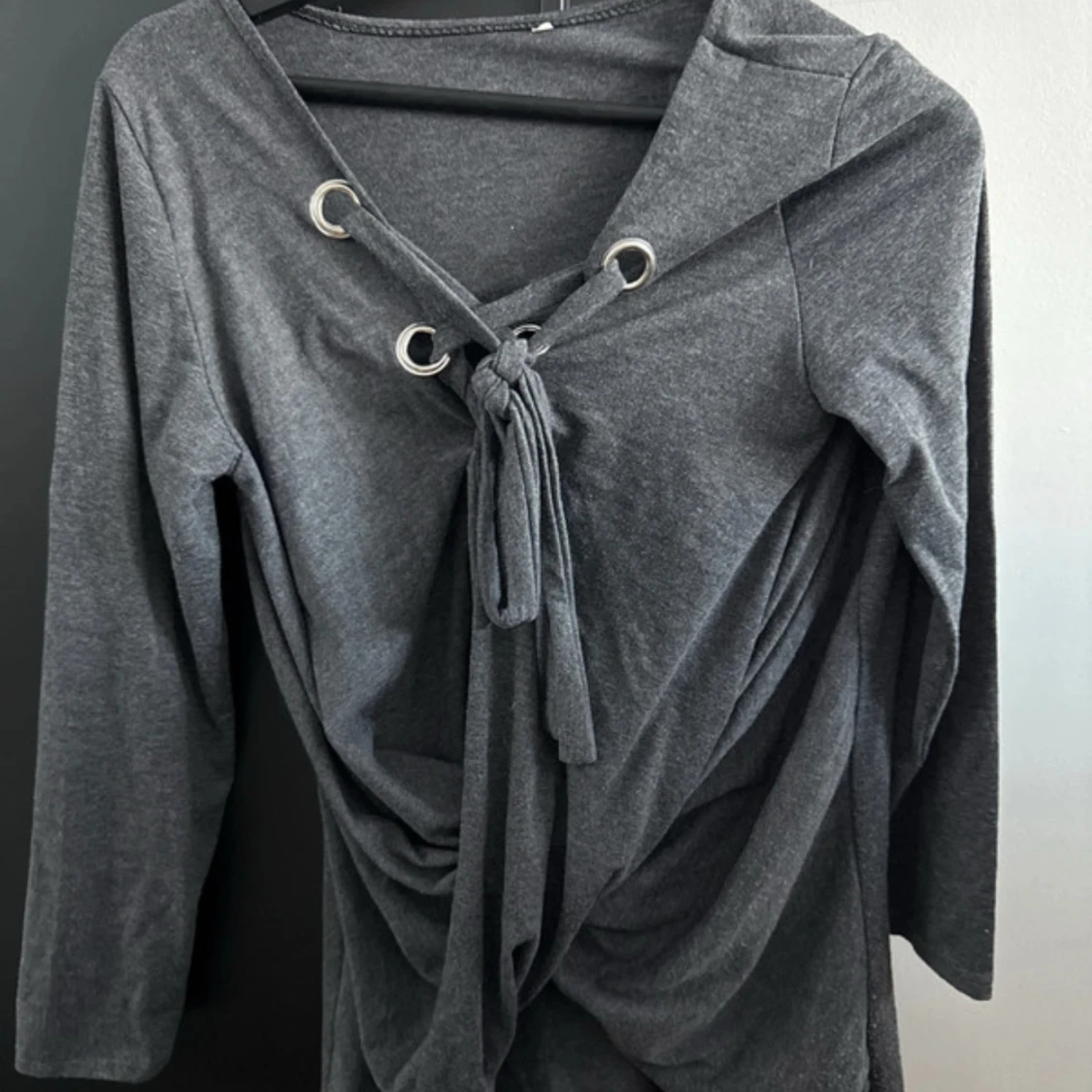 Grå långärmad topp med knytning