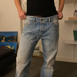 Ljusblå jeans från Diesel - Snygga ljusblå jeans från Diesel i modellen Belther. De har en regular passform och är tillverkade i klassiskt denimtyg. Perfekta för en avslappnad stil med en touch av trend.