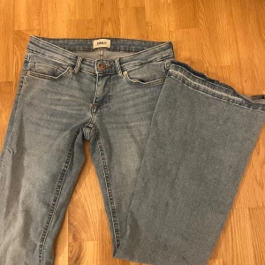Ljusa jeans only - Jättefina only jeans💕 de passar mig bra som är 162 (det är ingen fläck på baksidan utan ljuset), fråga för fler bilder🪷🌷