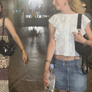 Vit blus med volang - Snygg somrig vit blus med volangdetaljer och broderat mönster