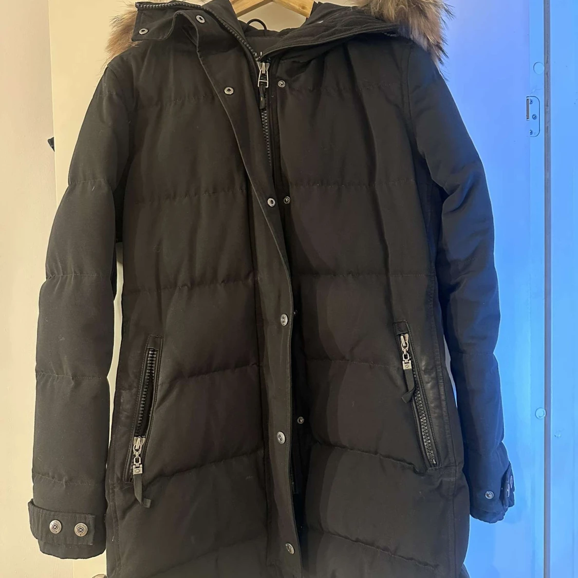 Svart dunjacka från Hollies