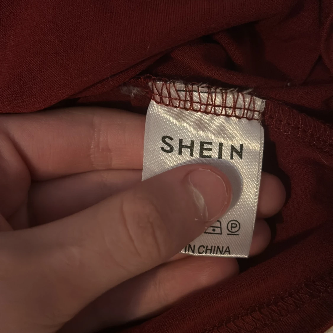 Vinröd kortärmad topp från Shein - 3