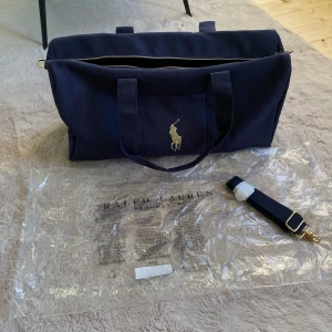 Ralph Lauren duffel bag  - Säljer denna Ralph Lauren duffel bagen | limited edition | fick den när jag köpte parfym för ganska länge sen | man får med axelspännen | skick: 10/10 | skriv vid frågor/funderingar!  Först till kvarn! Pris kan diskuteras vid snabb affär! Kom med bud!