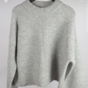 Grå stickad tröja - Mysig grå stickad tröja med långa ärmar. original pris 999💞skriv om du vill ha fler bilder. Andvänd 1 gång!💞
