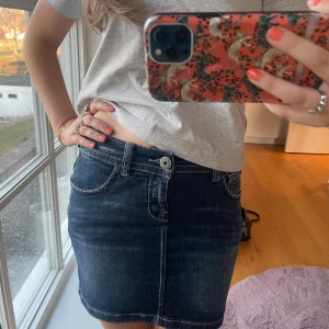 Mörkblå jeanskjol med detaljer - Skitsnygg jeanskjol med detaljerade bakfickor!! Storlek 36!