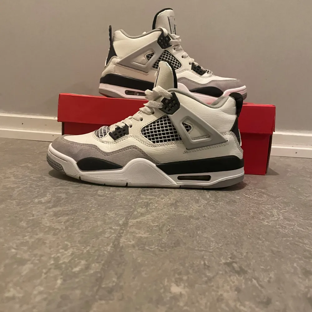 Snygga Jordans 4. Kengät.