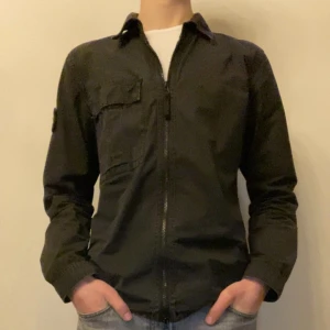 Stone island overshirt - Säljer nu denna sjukt snygga stone island overshirten/jackan i bra skick till ett förmånligt pris | Nypris på denna är 4700kr, mitt pris: 1499kr | Obs! Pris kan diskuteras vid snabb affär 
